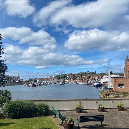 Harbour Watch - Waterfront 2 Bed With Parking